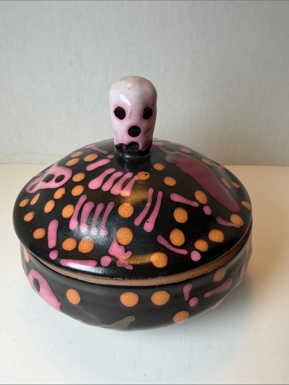 Stephen Kilborn Studio Pottery Day of the Dead Covered Dish Skull Chili EUC